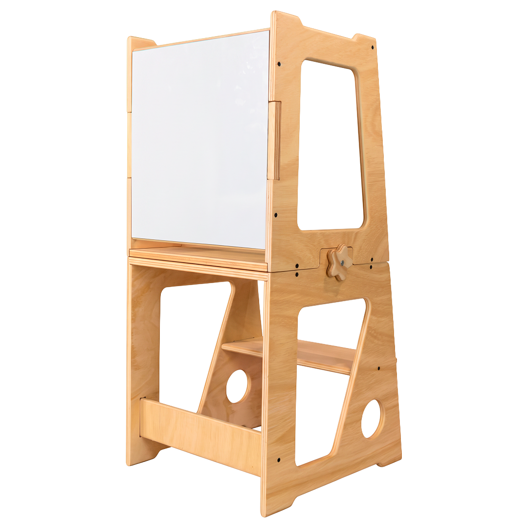 Torre de aprendizaje plegable de madera natural con pizarrón blanco, fondo blanco